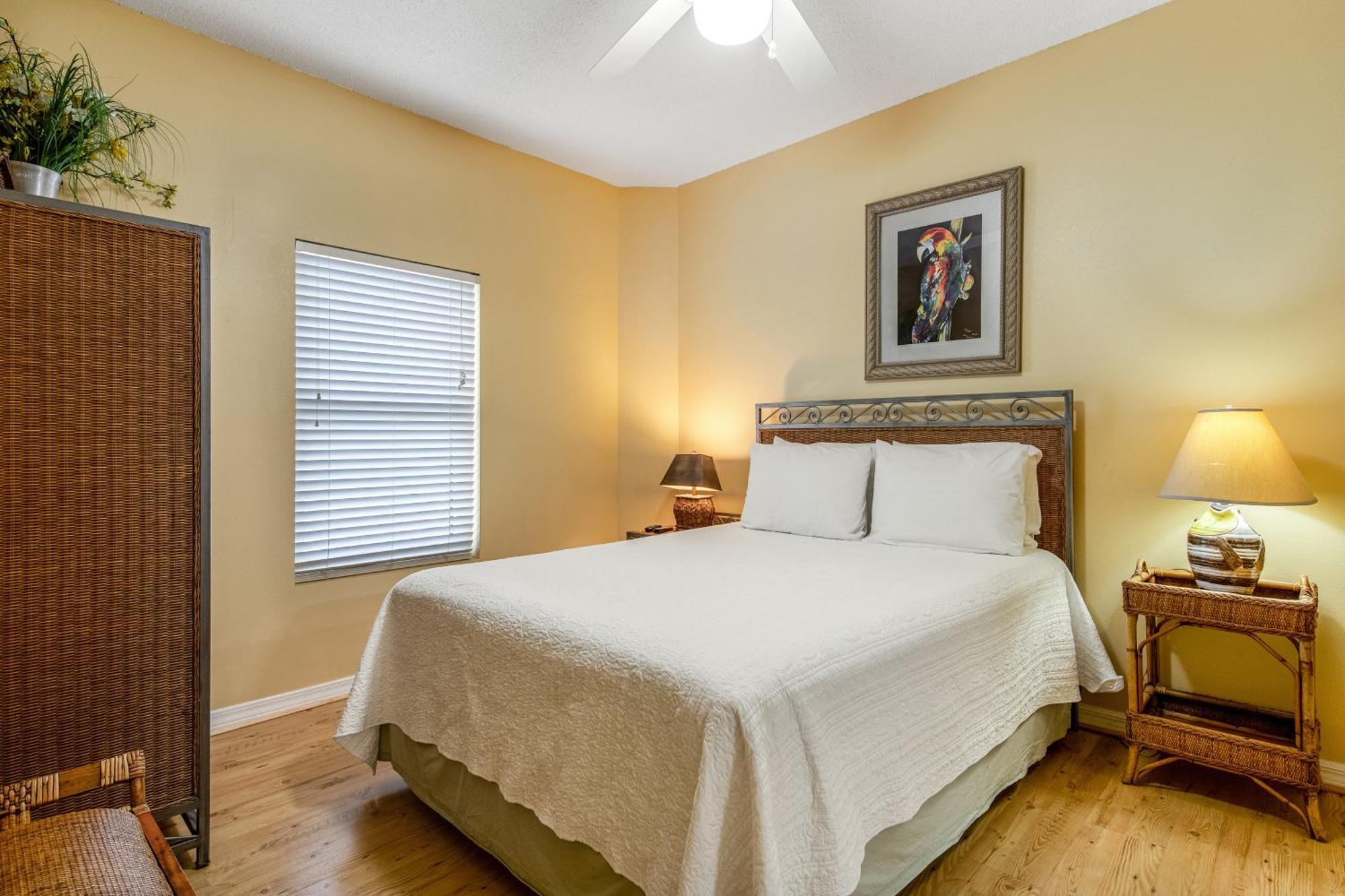 Summerwind West Navarre Room photo